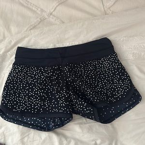 Lululemon size 8 color navy blue with white polkadots style speed up
